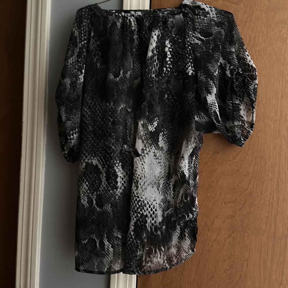 Express snakeskin sheer blouse with 2 pockets and button 1/2 down XS - Picture 5 of 7